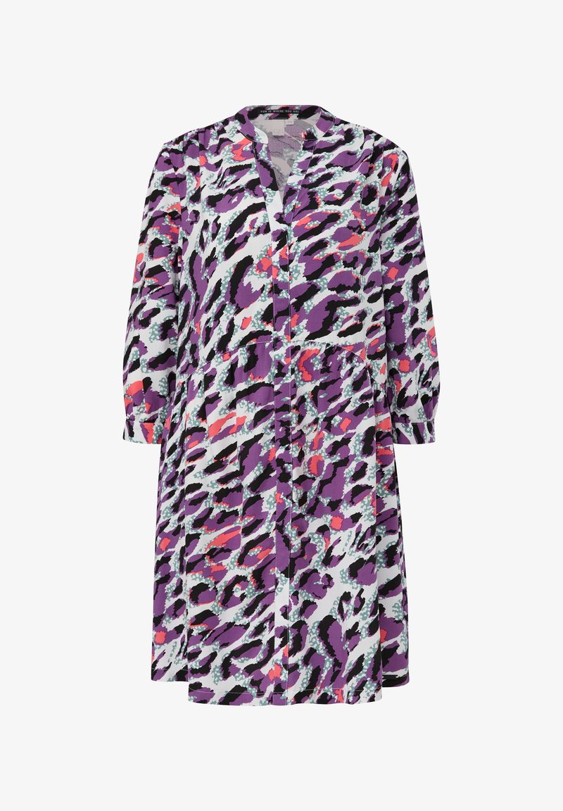 Robe violette et blanche avec un motif léopard, dotée de manches longues, d'une fermeture à boutons sur le devant et de deux poches avant. Tissu léger.