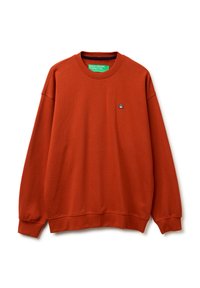 Felpa arancione realizzata in morbido tessuto, con un classico collo rotondo, polsini e orlo a costine, e un piccolo logo blu navy sul petto.