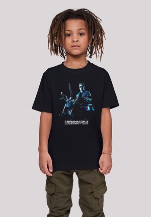 Schwarzes Baumwoll-T-Shirt mit einem blauen Grafikdesign von Terminator 2 Charakteren und dem Text "TERMINATOR 2 JUDGMENT DAY" auf der Vorderseite.