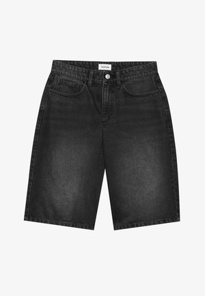 Fekete farmer rövidnadrág egyenes szárú kivágással, öt zsebes dizájnnal és elöl gombos záródással. Texturált anyag, kifakult felülettel.