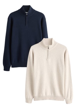 Marineblå og beige kvart-zip pullovere med ribstrikkede kraver, manchetter og kanter, vist side om side på en hvid baggrund.