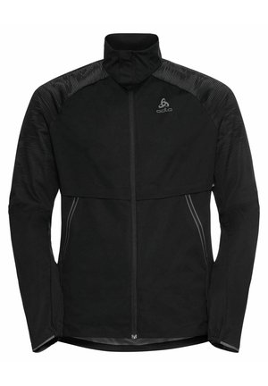 Zwarte sportjack met hoge kraag, voorzien van een rits aan de voorkant, textuurpanelen op de schouders en reflecterende accenten. Zachte stofafwerking.