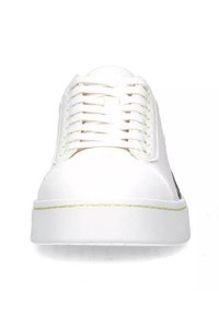 Sneaker bianco con tomaia in pelle liscia, lacci piatti, cuciture gialle sottili e suola testurizzata. Design minimalista senza motivi.