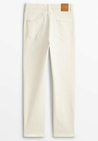 Jean en denim blanc avec une coupe droite, dotée de deux poches à l'arrière et d'une étiquette en cuir marron au niveau de la taille. Texture lisse et design minimal.