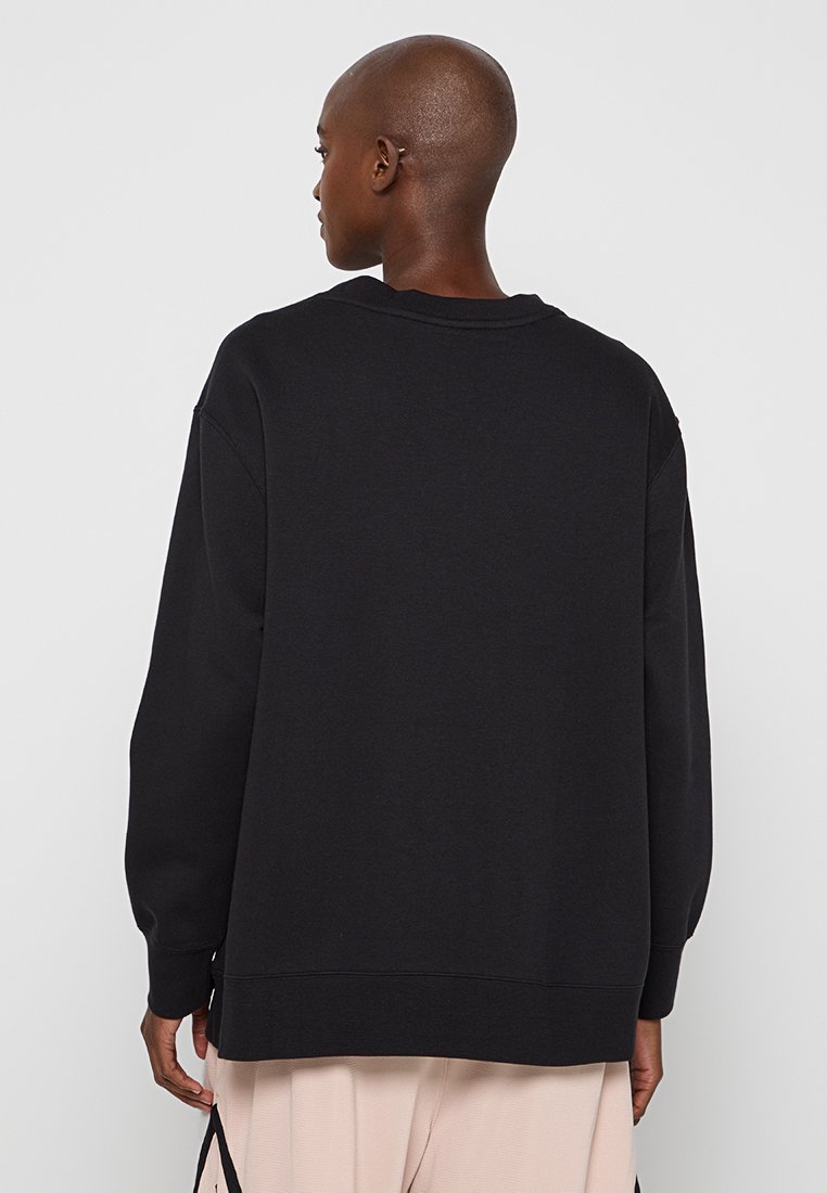 Sudadera negra de gran tamaño con mangas largas, cuello redondo y dobladillo acanalado. Fabricada en un tejido suave y texturizado con un corte relax.