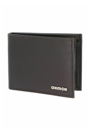 Portefeuille bifold en cuir marron foncé avec coutures visibles et petit logo métallique "oxmox" dans le coin avant, sur fond blanc.