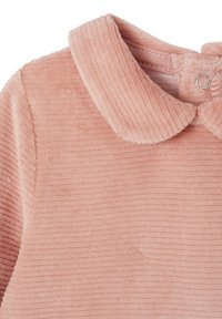Weiches, rosafarbenes Cord-Outfit für Babys mit rundem Kragen und Druckknopfverschluss am Hals.