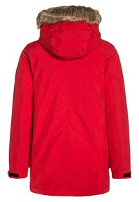 Rød parka jakke med en hætte kantet med pels, har lige skæring, lange ærmer, elastiske manchetter og en glat tekstur.