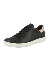 Sneaker nera in pelle con superficie liscia, suola in gomma bianca e un accento rosa chiaro sul tallone. Presenta una chiusura con lacci.