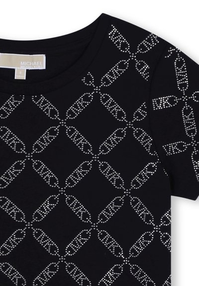 T-shirt noir à manches courtes présentant un motif de strass blancs disposés en chaîne, col rond, texture lisse.