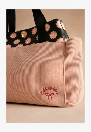 Růžová kordurová taška přes rameno s černým květinovým vrškem. Obsahuje černé rukojeti a červeně vyšívané logo. Texturovaný, prostorný design.