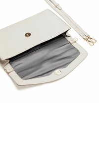 Beige strukturiertem Leder Crossbody-Tasche mit einem umklappbaren Deckel, goldenen Beschlägen und einem grauen Stoffinnenraum. Abnehmbarer Gurt enthalten.