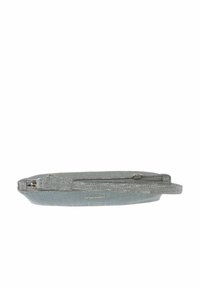Szara teksturowana torebka kopertowa o eleganckim prostokątnym kształcie, z zamkiem błyskawicznym i małą kieszonką zewnętrzną. Widoczne subtelne metaliczne akcenty.