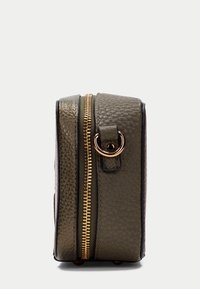Borsa strutturata verde oliva realizzata in pelle testurizzata. Presenta una cerniera e un anello dorati, con dettagli neri lungo i bordi.