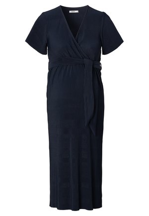 Robe portefeuille bleu marine à manches courtes, avec une texture plissée et une ceinture à nouer à la taille. Longueur au sol avec un décolleté en V.