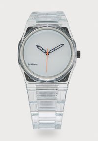 Montre en plastique transparente avec un cadran blanc rond, des index noirs pour les heures et une aiguille des secondes orange ; elle est dotée d'un bracelet en maillons transparents et d'un boîtier carré.