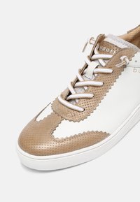 bugatti FERLY - Trainers - beige/white