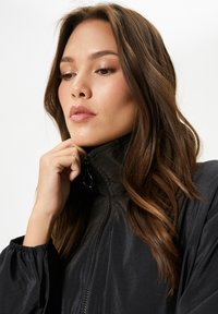 Koton ZIPPER DETAIL CROP - Lichte jas - black