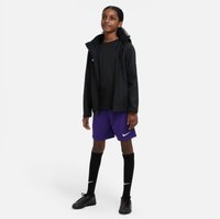 Zwarte sportjack met capuchon, zwart T-shirt, paarse shorts, zwarte kniekousen en zwarte schoenen met rode accenten. Nike-logo's aanwezig.