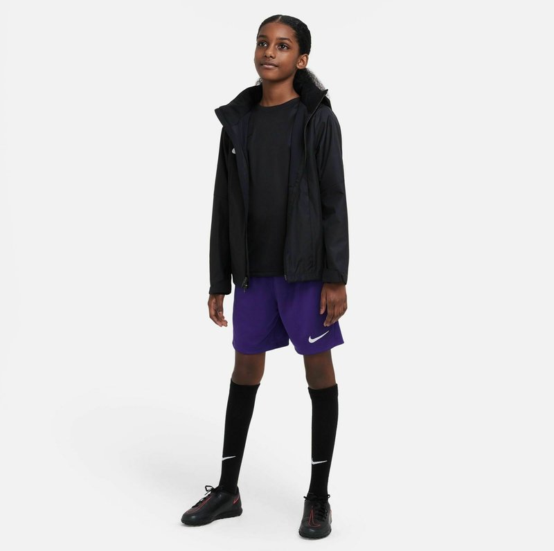 Zwarte sportjack met capuchon, zwart T-shirt, paarse shorts, zwarte kniekousen en zwarte schoenen met rode accenten. Nike-logo's aanwezig.