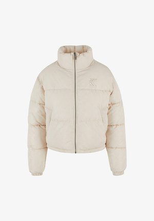 Padded bomber bunda v světle béžové barvě. Má vysoký límec, přední zip a elastické manžety. Diskrétní logo na levém prsu. Hladká textura.