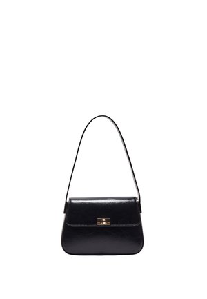 Schwarze Lederhandtasche mit einem einzelnen Riemen und goldfarbenem rechteckigen Verschluss auf der Vorderklappe, vor weißem Hintergrund.