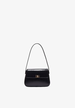 Černá kožená kabelka s jedním popruhem a obdélníkovou zlatou sponou na předním klapkovém uzávěru, na bílém pozadí.