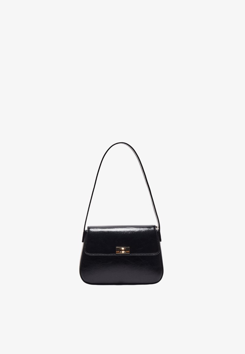 Sac à main en cuir noir avec une bandoulière unique et une fermeture rectangulaire dorée sur le rabat avant, posé sur un fond blanc.