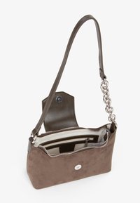 Brązowa zamszowa torba na ramię z detalami ze srebrnych ogniw łańcucha, z zamkiem błyskawicznym oraz kieszeniami wewnętrznymi, pokazana otwarta, z widoczną klapą i zapięciem na magnes.