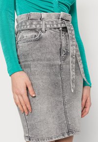 ONLY ONLHUSH - Saia de ganga - medium grey denim