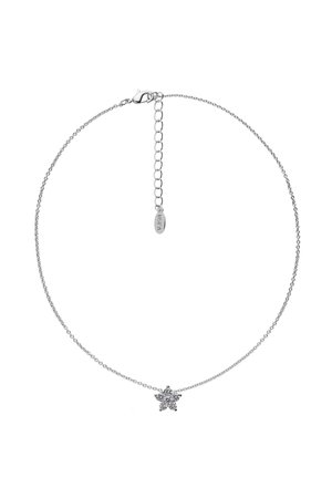 Collier en chaîne argentée avec un petit pendentif en forme d'étoile composé de cristaux clairs regroupés et un fermoir ajustable.