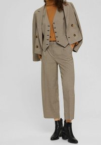 Rutig brun blazerset och byxor i ett lätt tyg, med en skräddarsydd passform, knapprad och matchat med svarta stövletter.