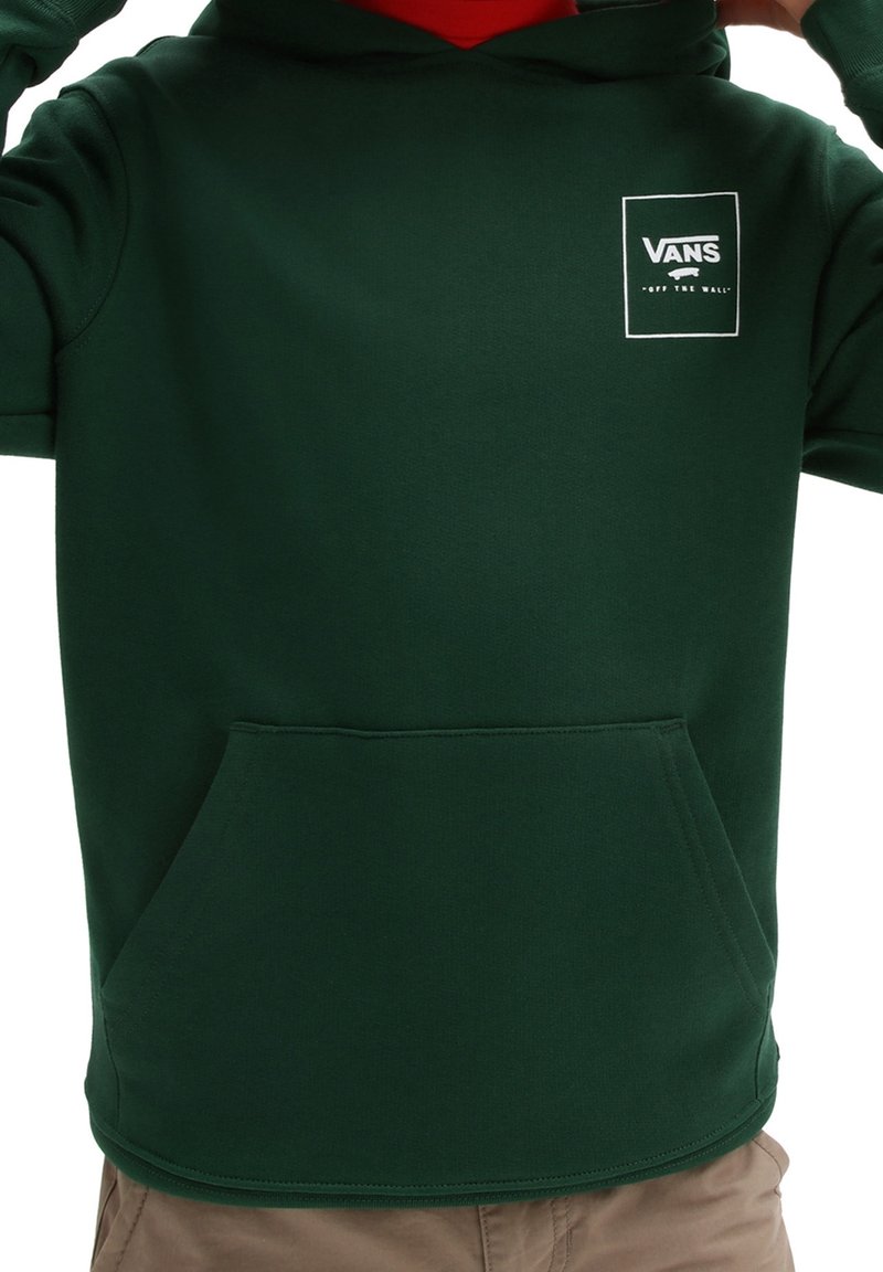 Sweat à capuche vert en tissu doux, avec une poche avant, un logo carré blanc sur la poitrine gauche et une capuche.