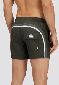 Costumi da bagno verde scuro con strisce laterali bianche e grigie, dotati di una tasca sul retro e di un patch con il logo. Realizzati in materiale leggero e ad asciugatura rapida.