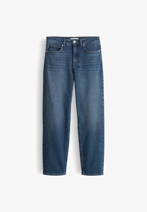 Blaue Jeans mit geradem Bein, vorne und hinten mit Taschen, Knopfverschluss und leichter Verblassung an den Oberschenkeln vor weißem Hintergrund.