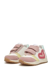 Sneakers con strap in velcro nei colori bianco, rosa e azzurro. Presentano un design a forma di cuore in rosa, dettagli gialli e una suola in gomma. Texture in morbido suede.