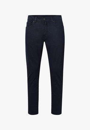 Donker marineblauwe slim-fit jeans met een vooraan sluiting met knoop en rits, riemlussen en een vijf-pocket ontwerp, getoond tegen een witte achtergrond.