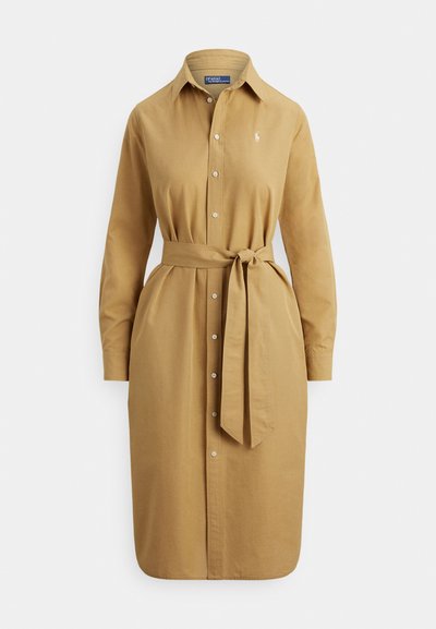 Kamel-farget skjortekjole med lange ermer, knapper foran, belte i livet, krage og liten brodert logo på brystet.