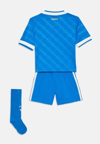 Blauw voetbaltenue met shirt, shorts en een enkele sok, voorzien van witte accenten op de kraag en mouwen, witte zijstrepen op de shorts en "RMCF" tekst.