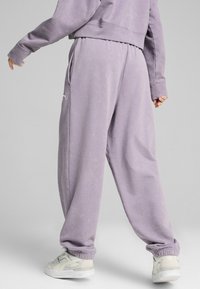 Puma DARE TO GYM RELAXED WASHED PANTS - Pantaloni sportivi - pale plum