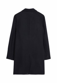 Svart yllekappa med rak skärning, hackad krage och långa ärmar. Har en bakre söm och sidofickor för en slank silhuett.