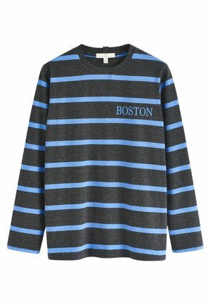 Chemise manches longues gris foncé avec des rayures horizontales bleu clair et "BOSTON" brodé sur la poitrine gauche.