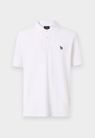 Valge puuvillane polo särk, millel on klassikaline krae, kahe nupuga nööpauk ja väike mitmevärviline sebra logo rinnal.