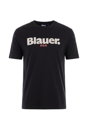 Maglietta nera a maniche corte con la scritta "Blauer." in bianco e "USA" in rosso stampata sul petto, collo rotondo, design semplice.