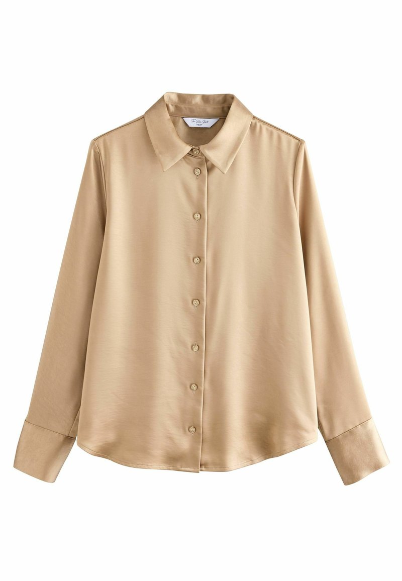 Camisa de satén beige de manga larga con cuello puntiagudo, cierre de botones en la parte frontal y mangas con puños. Textura suave con un brillo sutil.