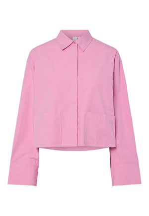 Camisa rosa corta abotonada con mangas largas, cuello puntiagudo, botones delanteros ocultos y dos bolsillos delanteros.