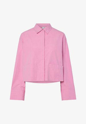 Camisa rosa corta abotonada con mangas largas, cuello puntiagudo, botones delanteros ocultos y dos bolsillos delanteros.