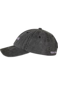 Cap din denim negru din bumbac, cu o margine curbă, text brodat în violet deschis pe partea din față și laterală, și orificii de ventilare pe coroană.