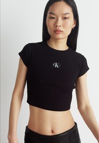 Calvin Klein Jeans LABEL  - Camiseta estampada - black