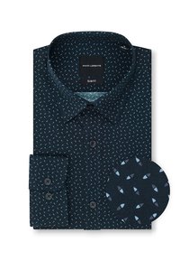 Slim fit ciemnoniebieska koszula z geometrycznym wzorem w jasnoniebieskim kolorze. Zawiera dopasowany detal na mankietach oraz zbliżenie na teksturę tkaniny.